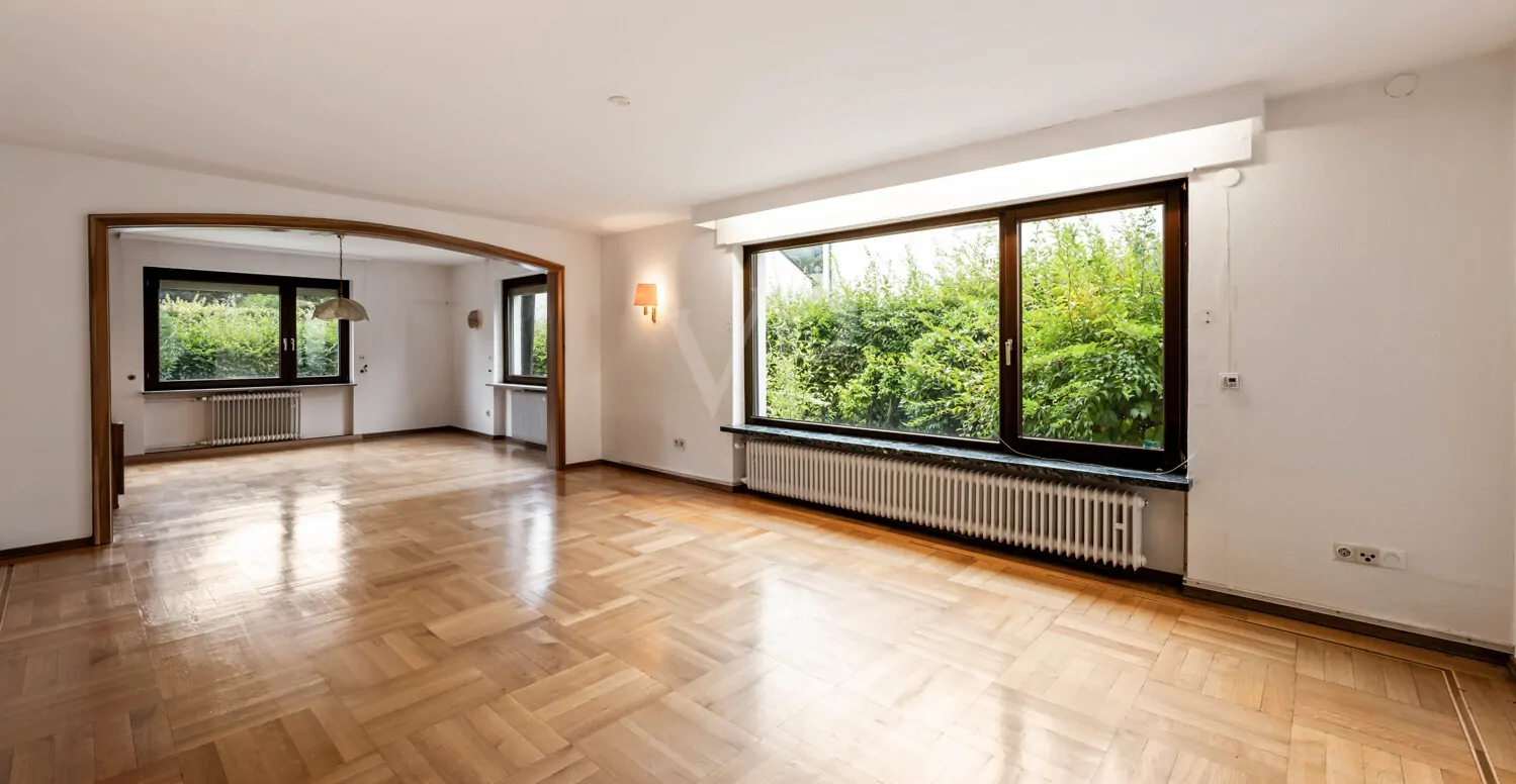 offener Wohn- und Essbereich mit Parkett