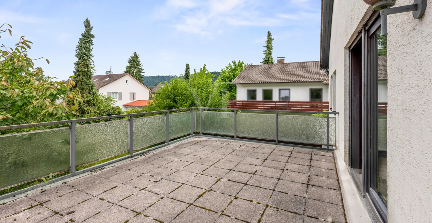 Großzügige Terrasse im Obergeschoss mit Blick in den Garten