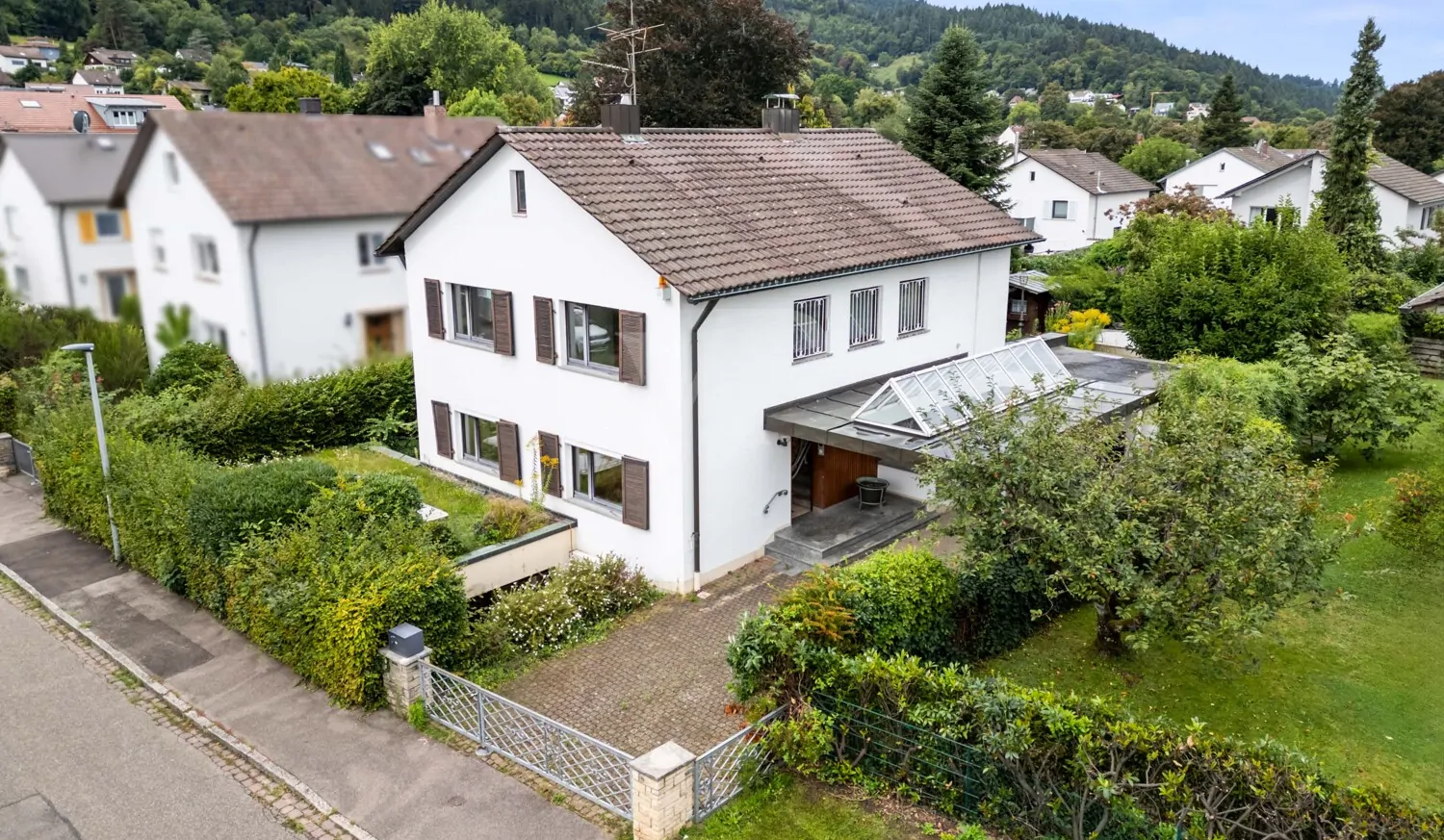 Blick von der Straßenseite auf das Haus