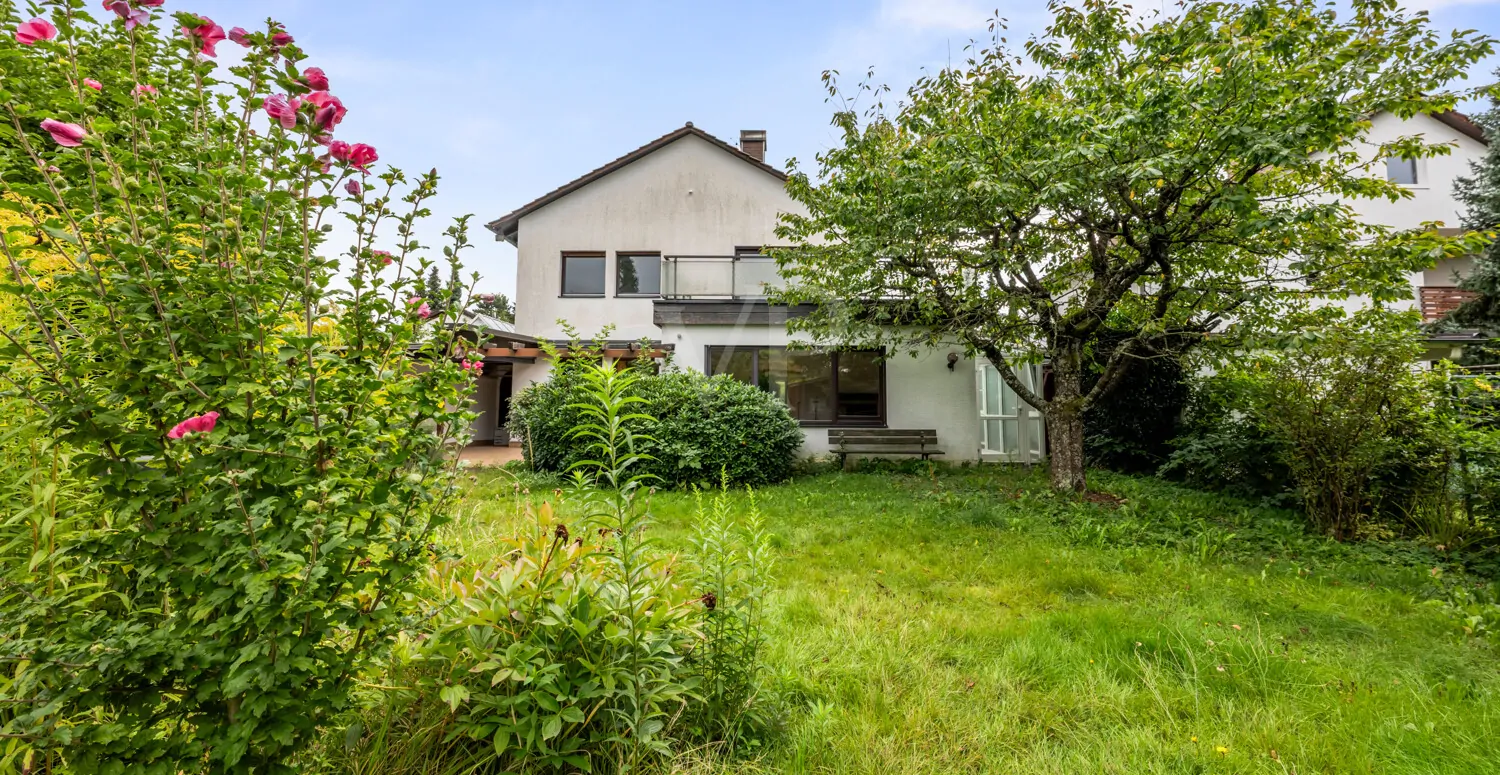 Großer Gartenbereich mit Blick auf das Haus