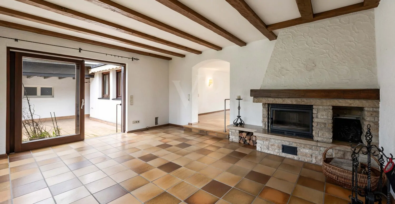 Kaminzimmer mit Austritt auf die Terrasse