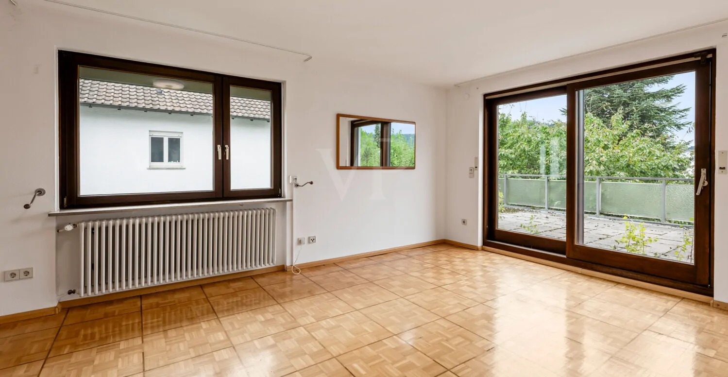 Schlafzimmer im Obergeschoss mit Zugang zur Terrasse