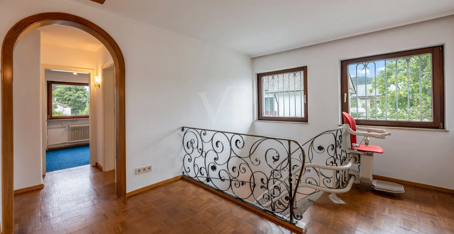 Flur im Obergeschoss mit Zugang zu den einzelnen Zimmern