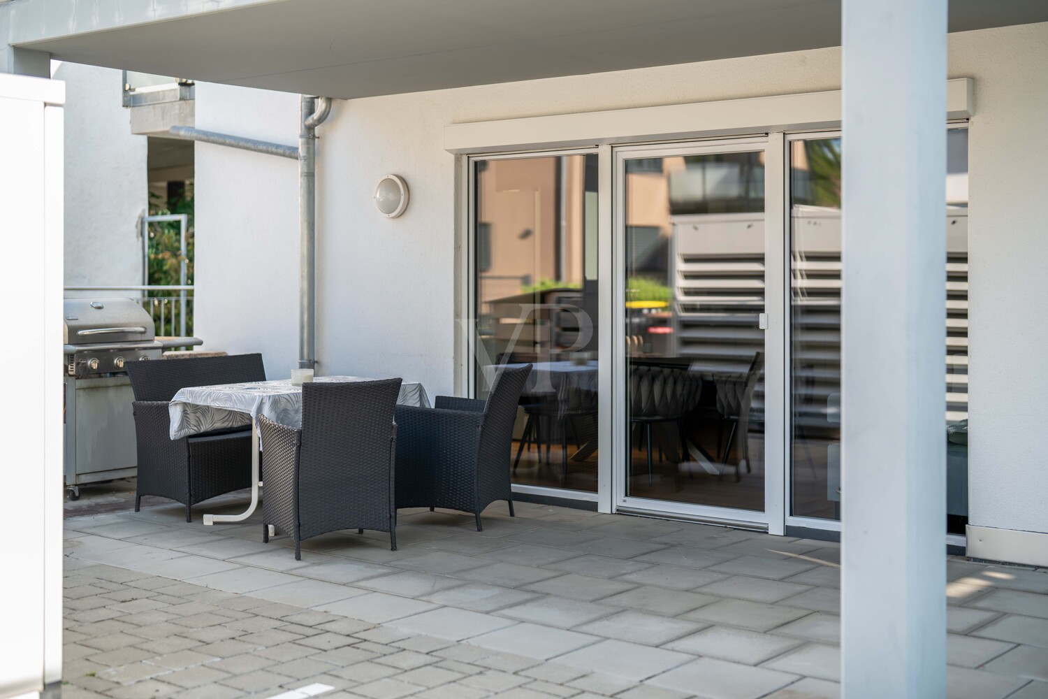 Ansicht von der Straßenstraße mit weiterer überdachter Terrasse