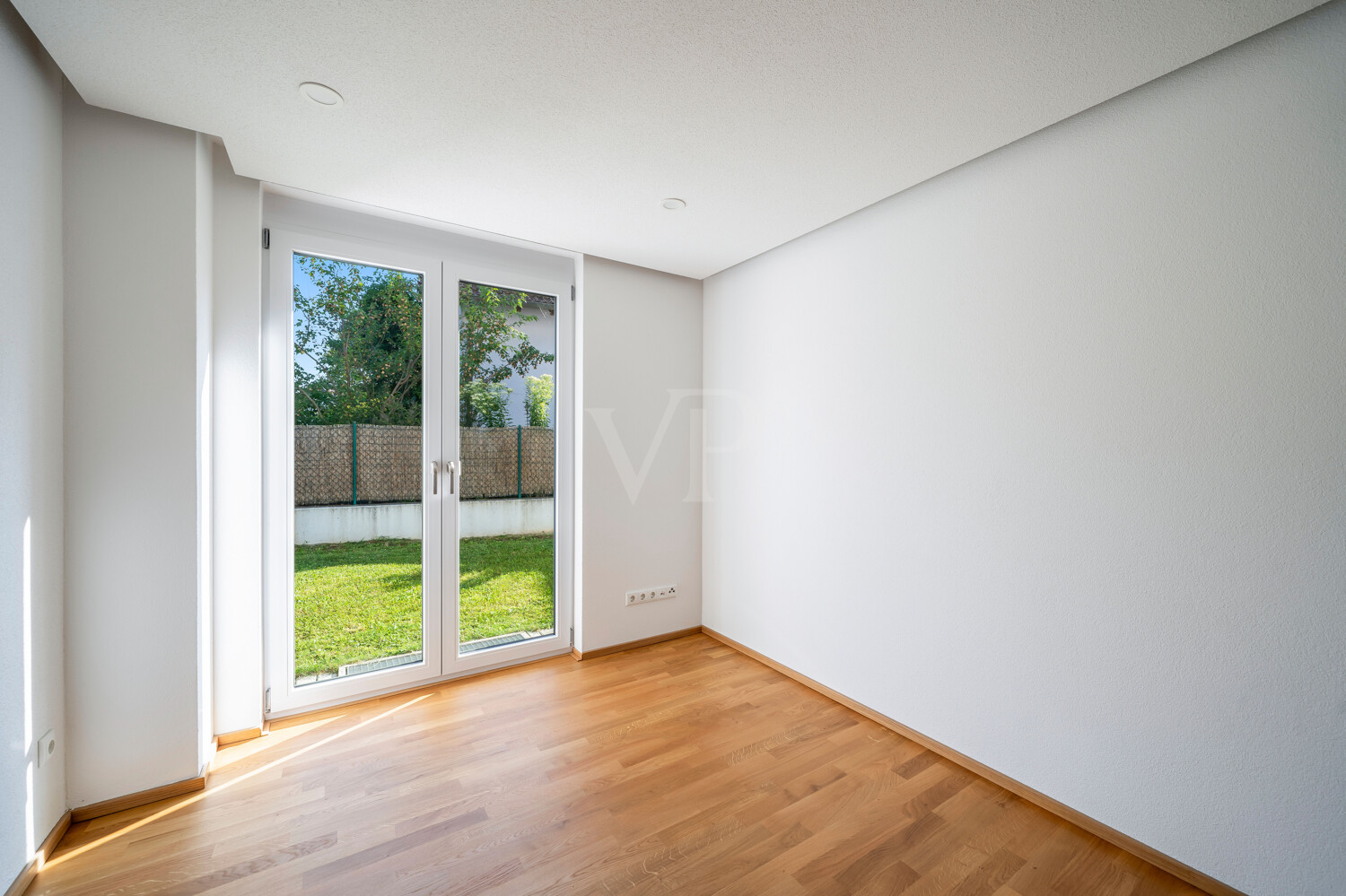 Büro mit Zugang in den Garten