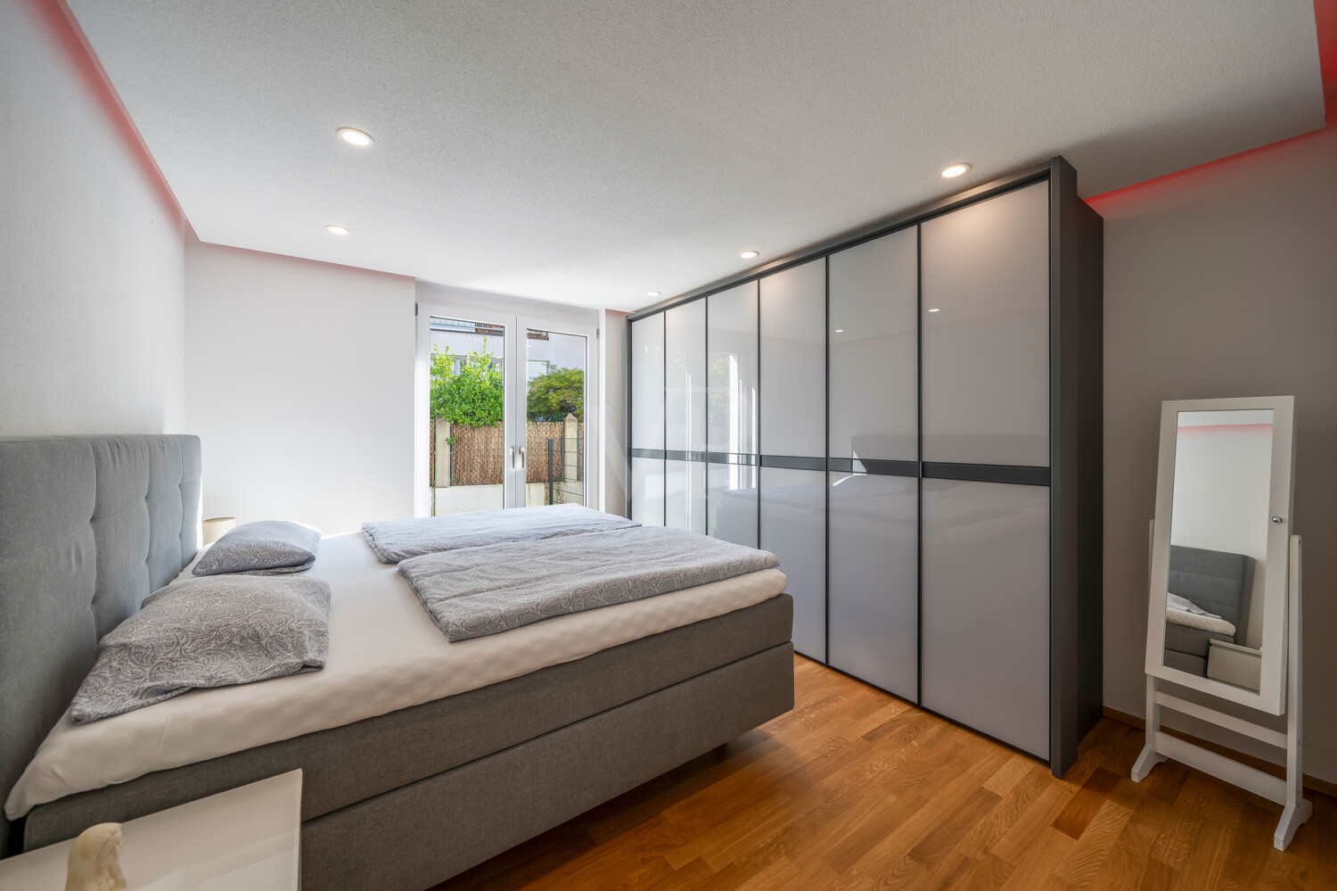 großzügiges Schlafzimmer