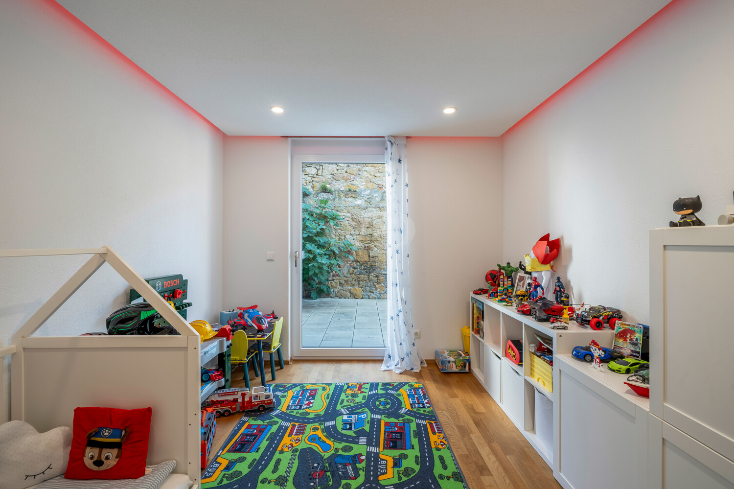 Kinderzimmer mit Zugang zur Terrasse