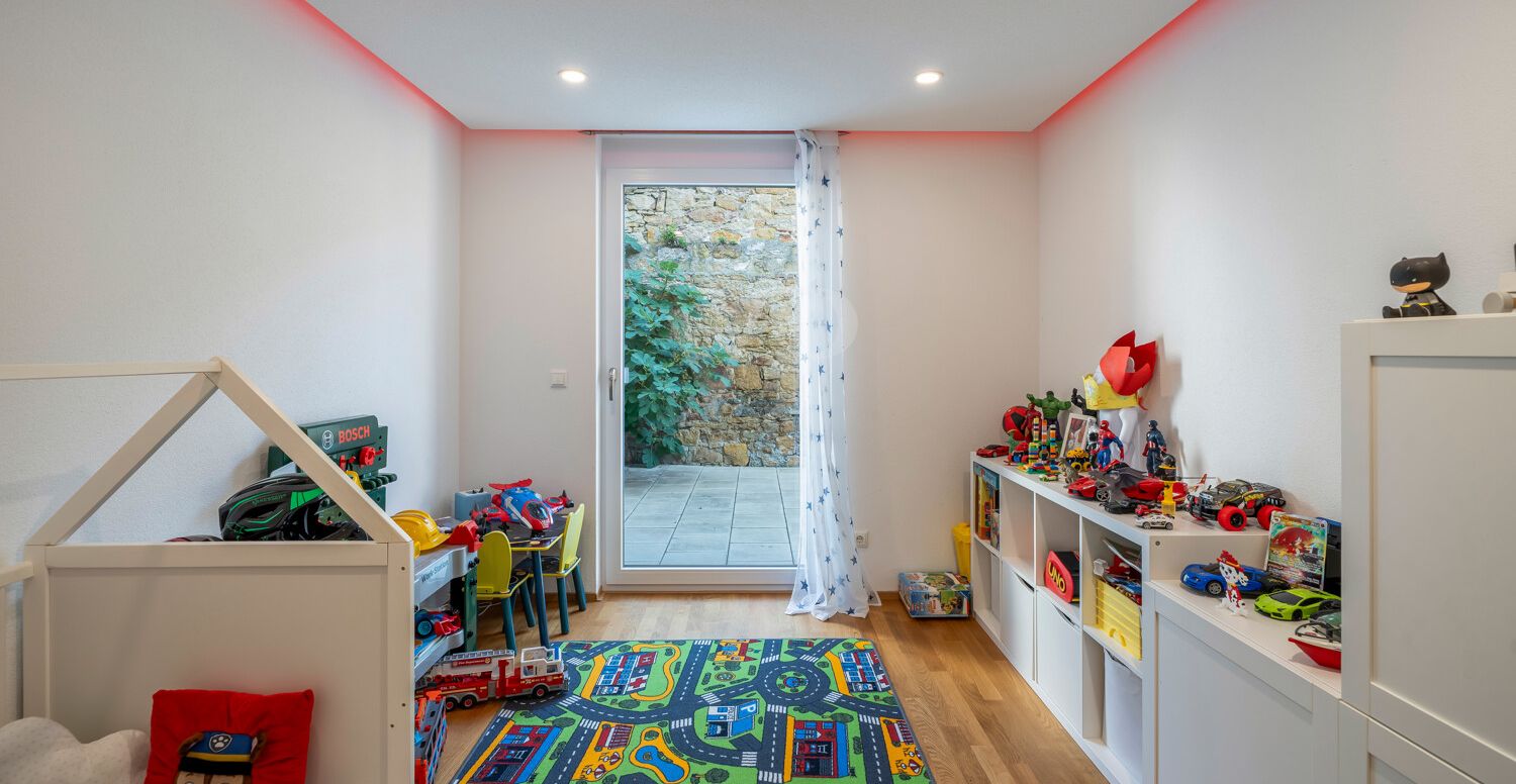 Kinderzimmer mit Zugang zur Terrasse