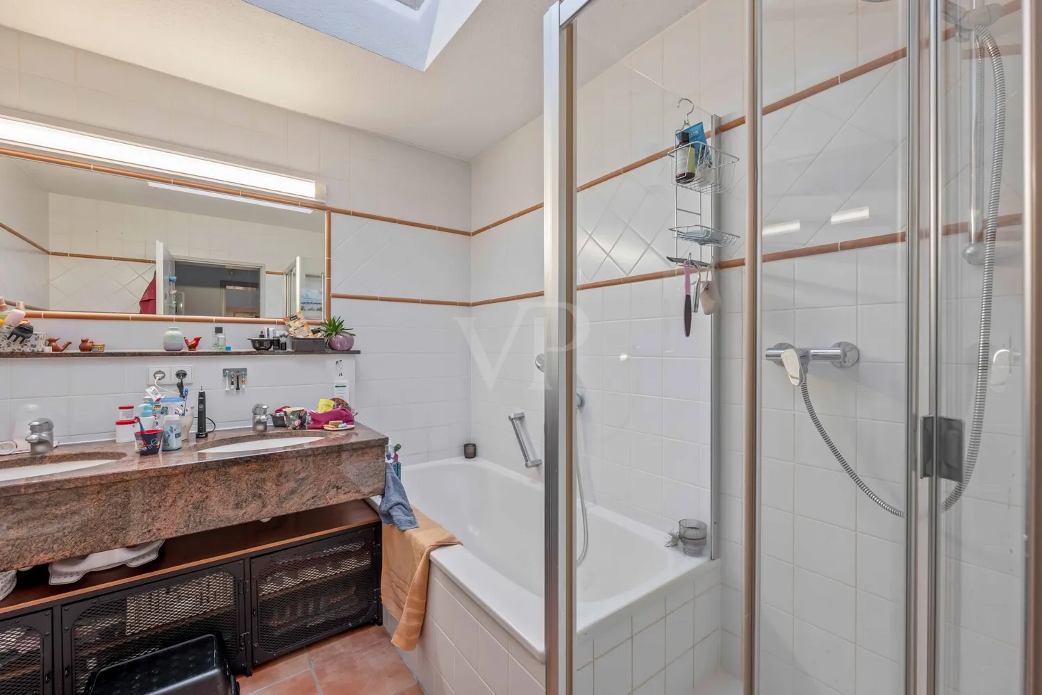 Badezimmer mit Dusche und Wanne