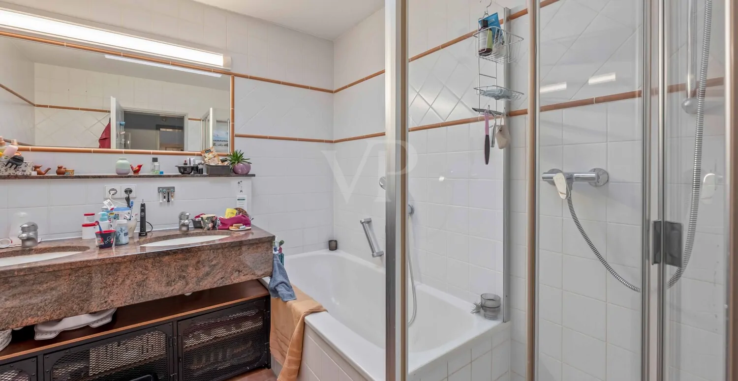 Badezimmer mit Dusche und Wanne