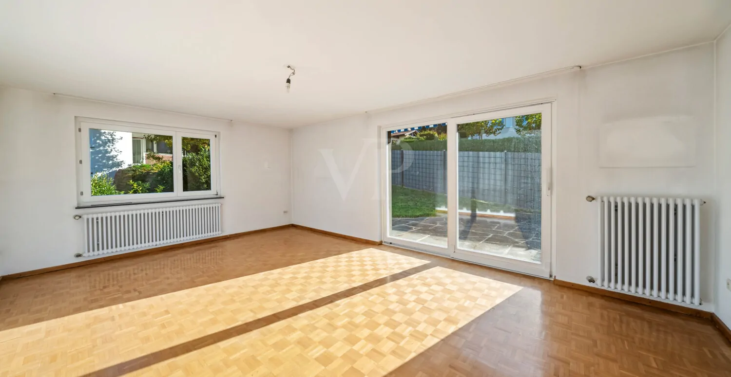 Wohnzimmer mit Zugang auf die Terrasse