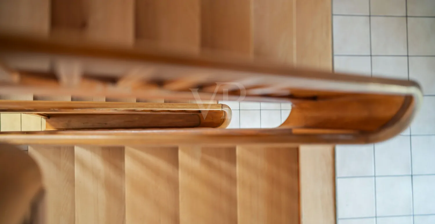 Blick vom oberen Geschoss durch das Treppenhaus