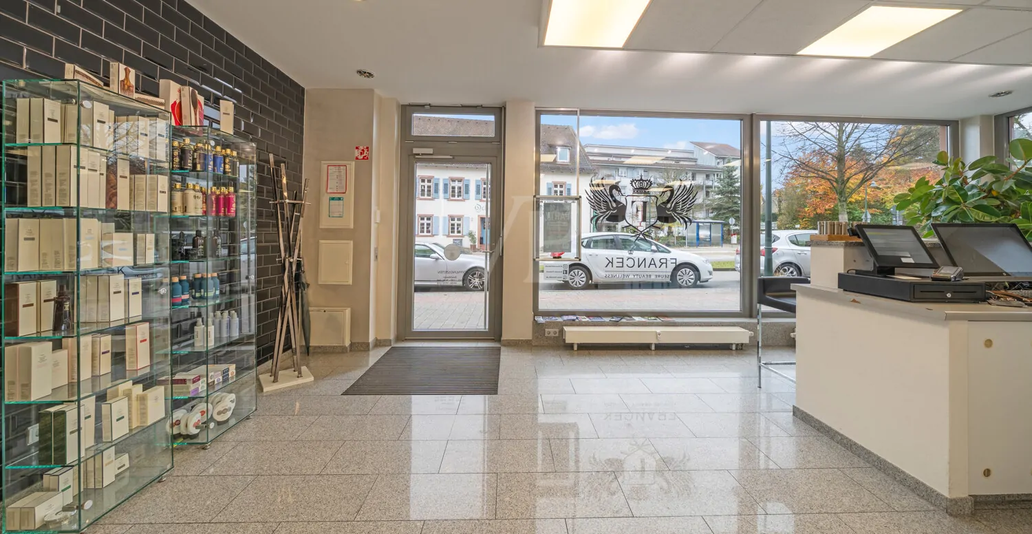 Ladenlokal im Erdgeschoss mit großer Fensterfront