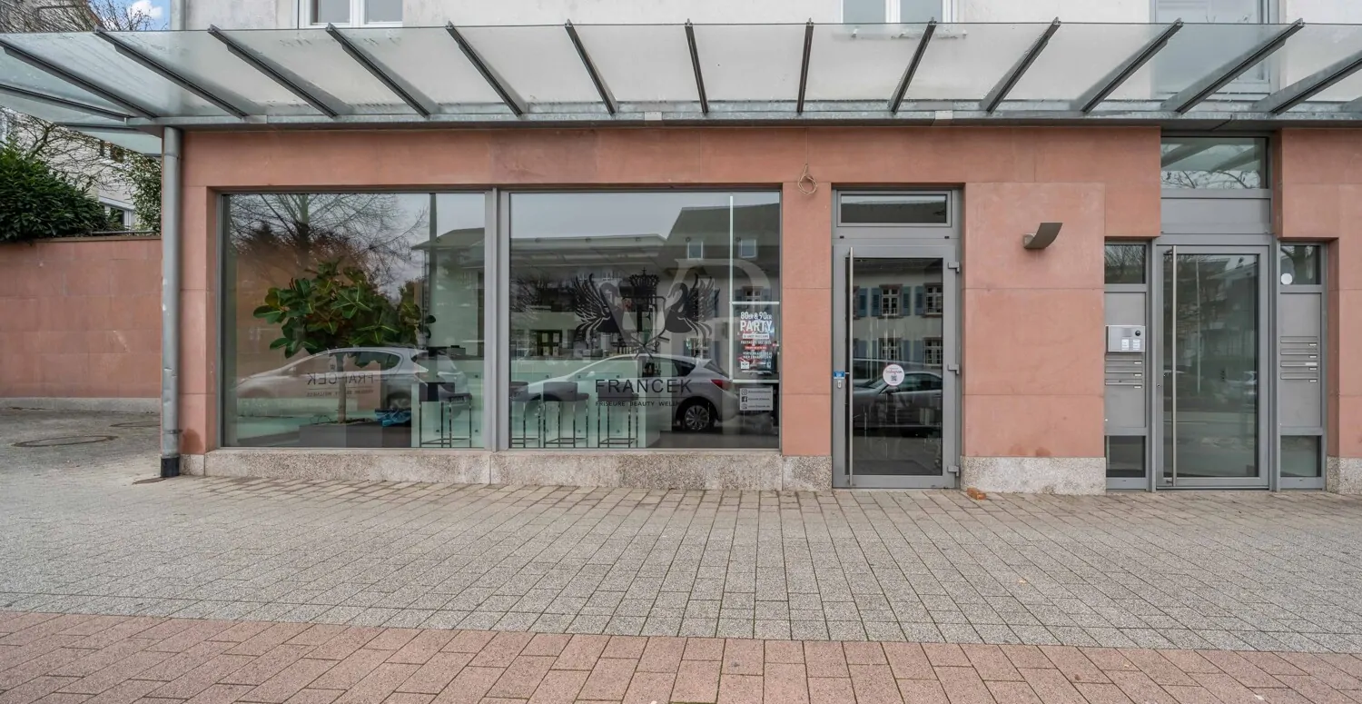 Ansicht auf die Schaufensterfront