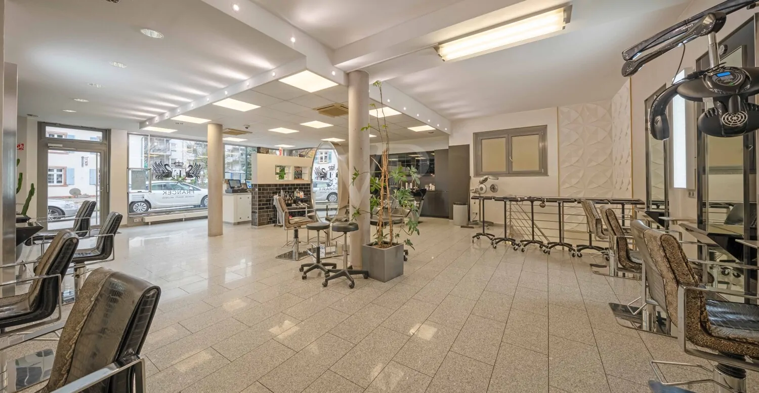 Ladenlokal im Erdgeschoss mit Treppe ins Untergeschoss