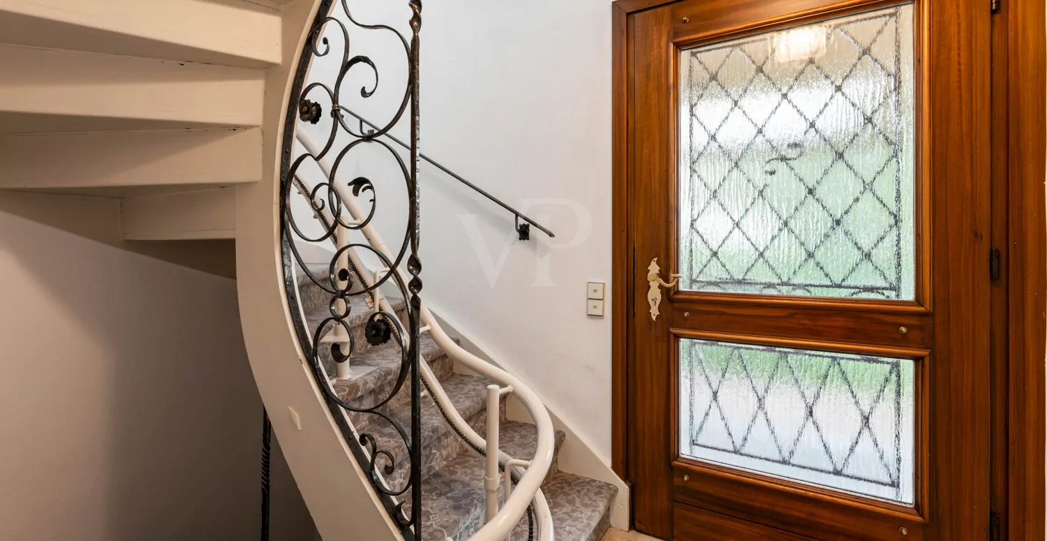 Hauseingang mit Treppe ins OG und ins UG