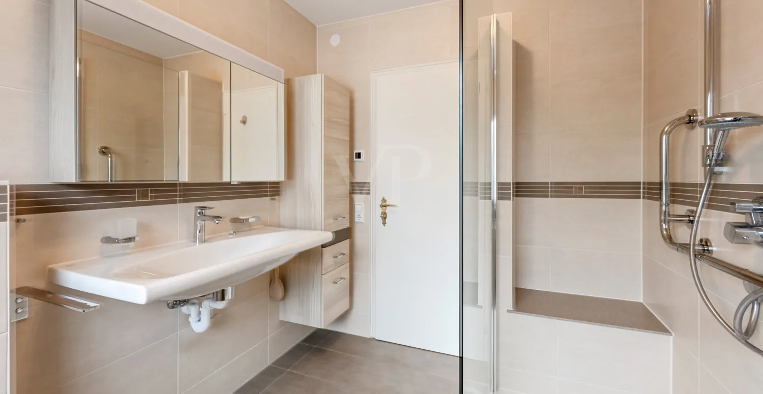 Tageslichtbadezimmer im Obergeschoss, renovierter Zustand mit bodentiefer Dusche und Fußbodenheizung