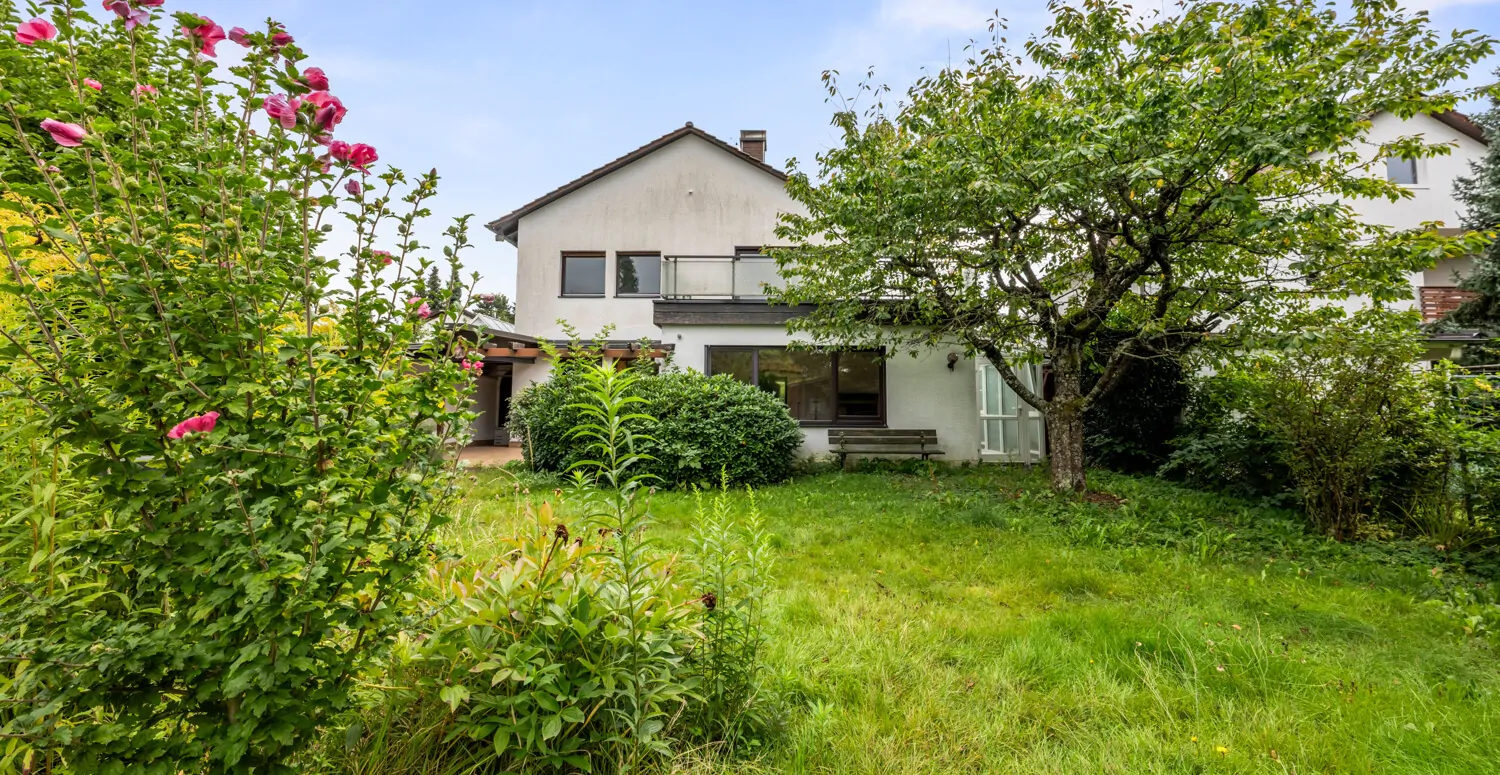 Außenansicht Haus mit großem Garten