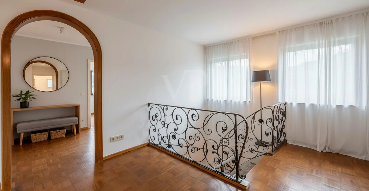 Obergeschoss-Treppenaufgang mit Zugang zu den einzelnen Zimmern-Visualisiert