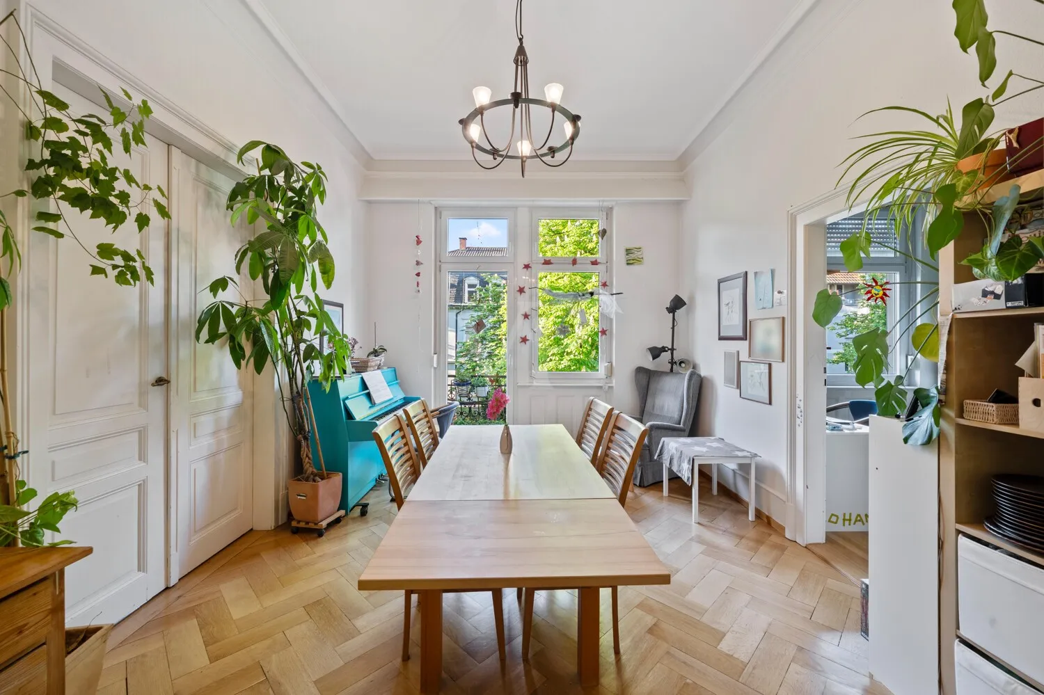 Esszimmer mit Zugang zum Balkon