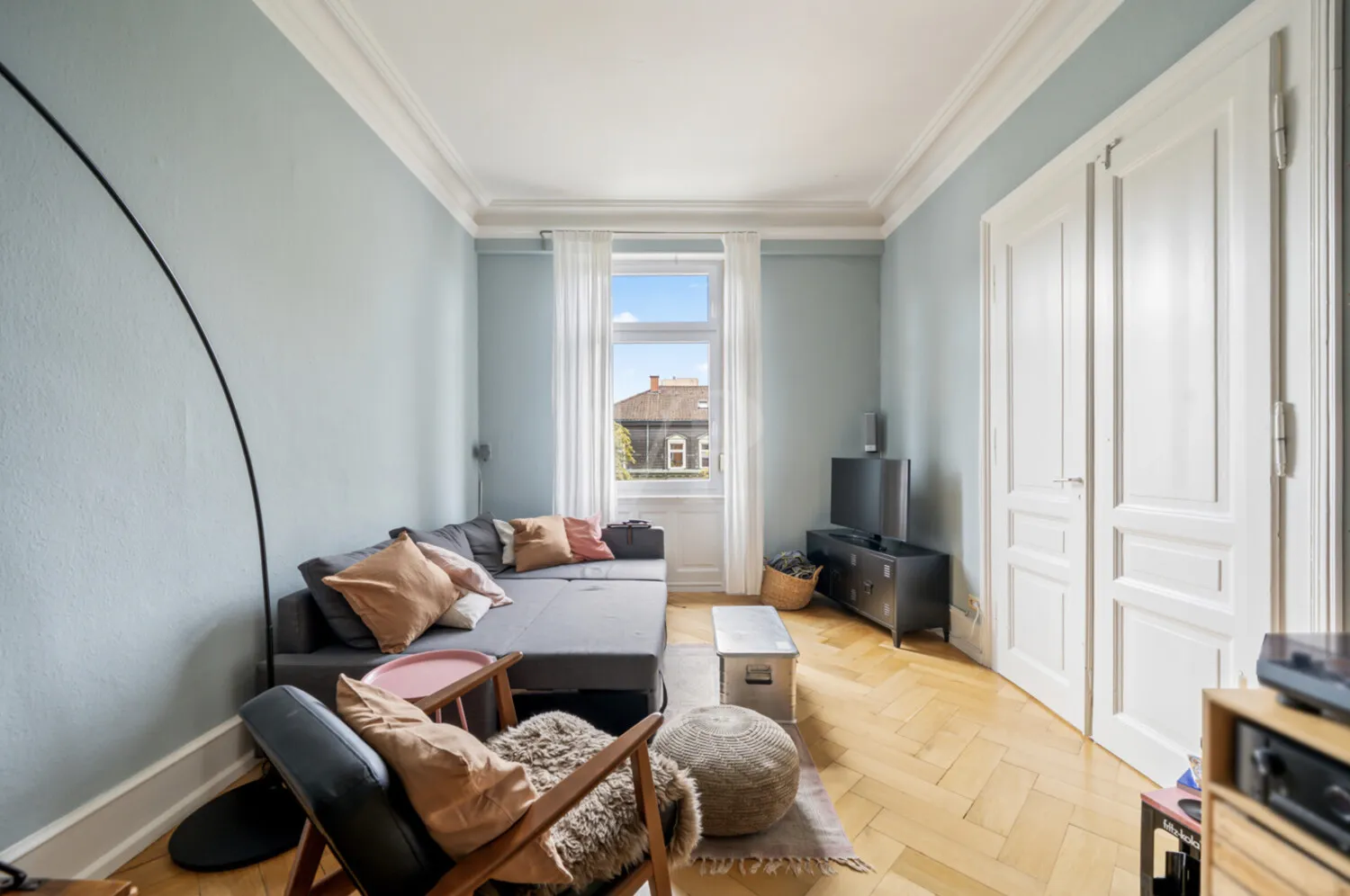 Wohnzimmer mit Zugang zum Esszimmer und Zugang zum Flur