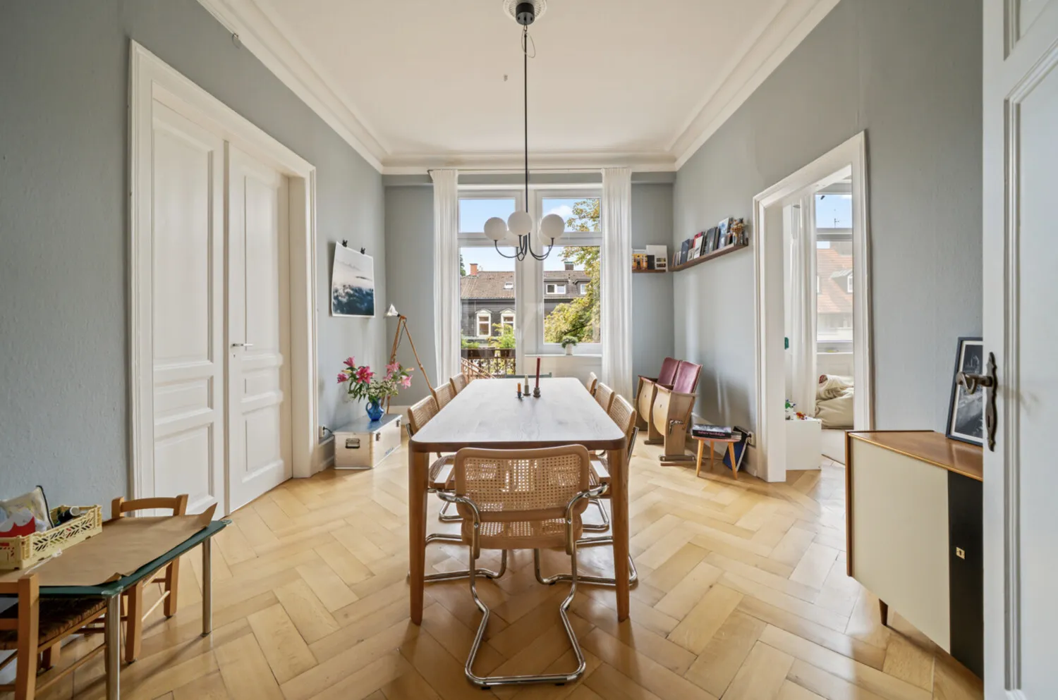 Esszimmer mit Zugang zum Balkon