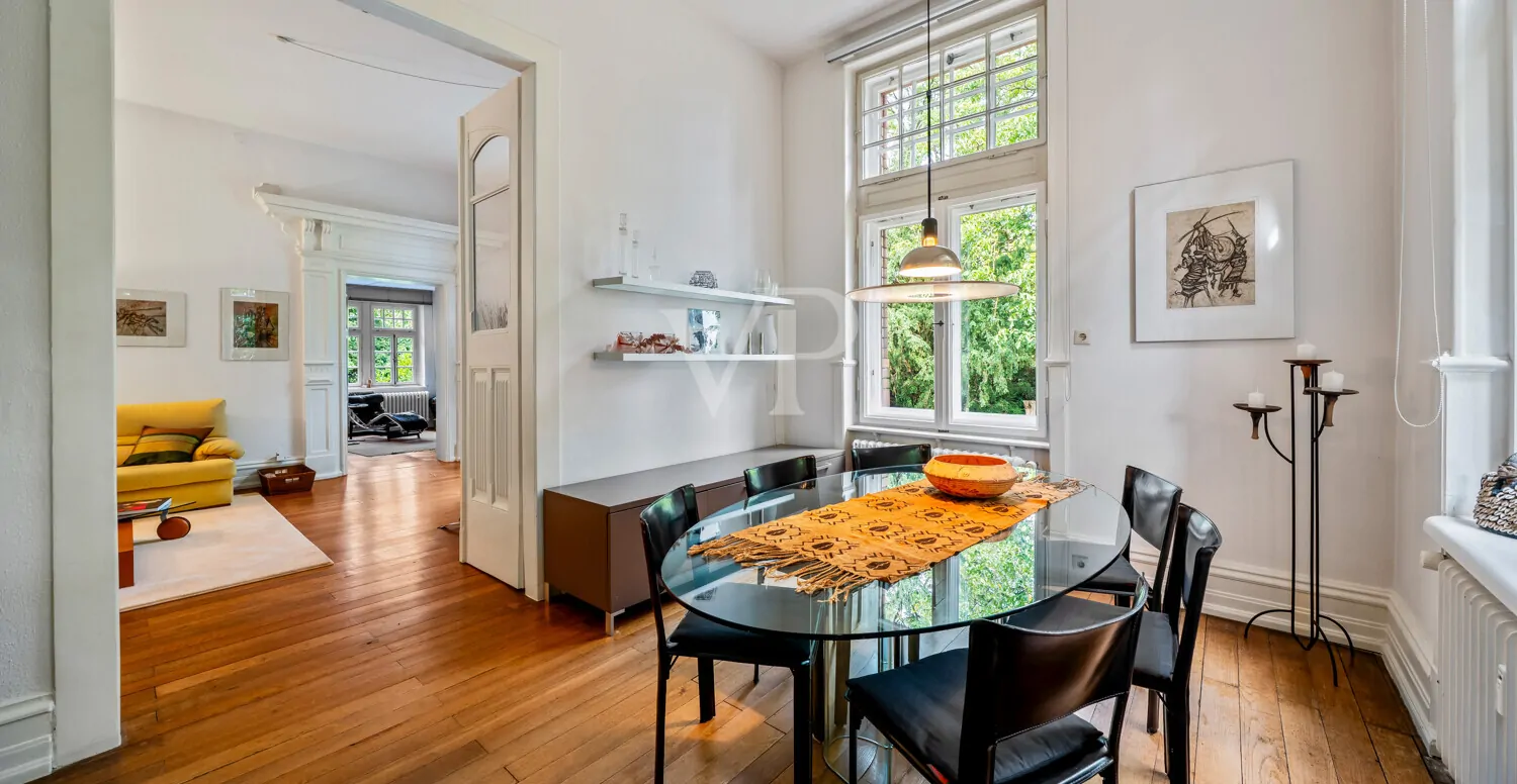 Essbereich mit Zugang zur Terrasse