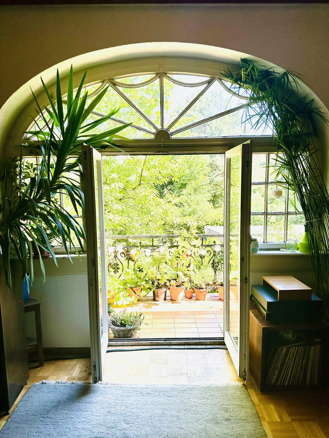 Hinterhaus Ausblick aus dem Balkon im Obergeschoss