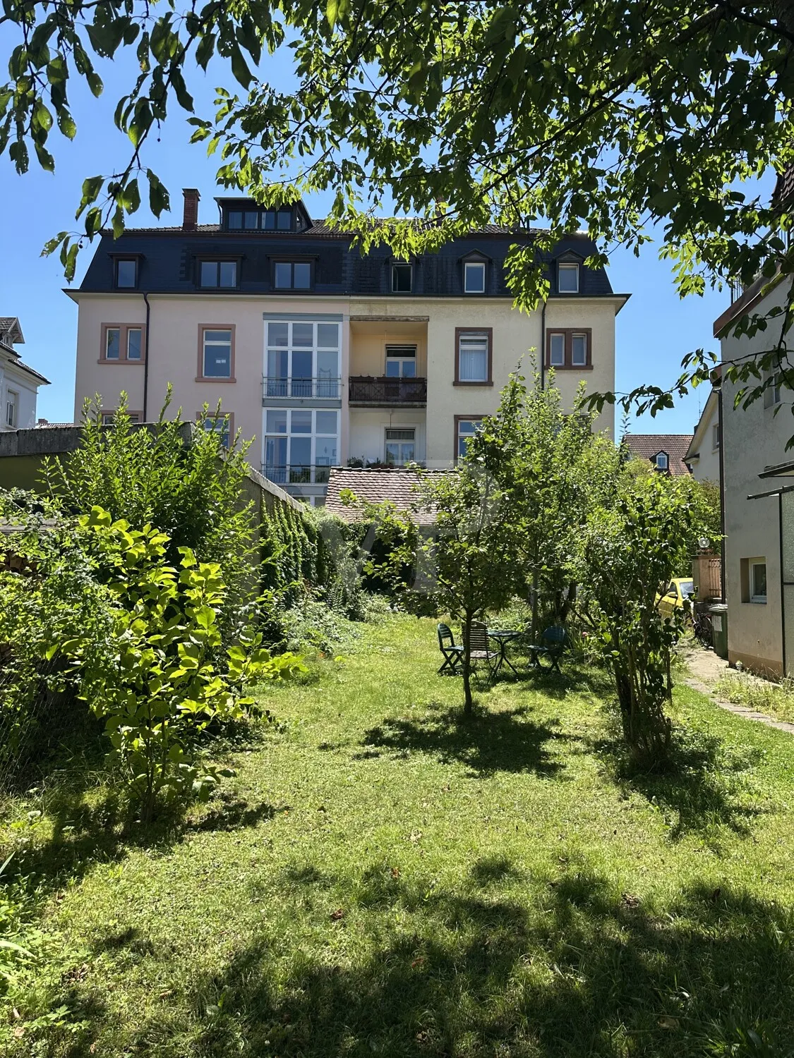 Blick über den Garten i Richtung Vorderhaus