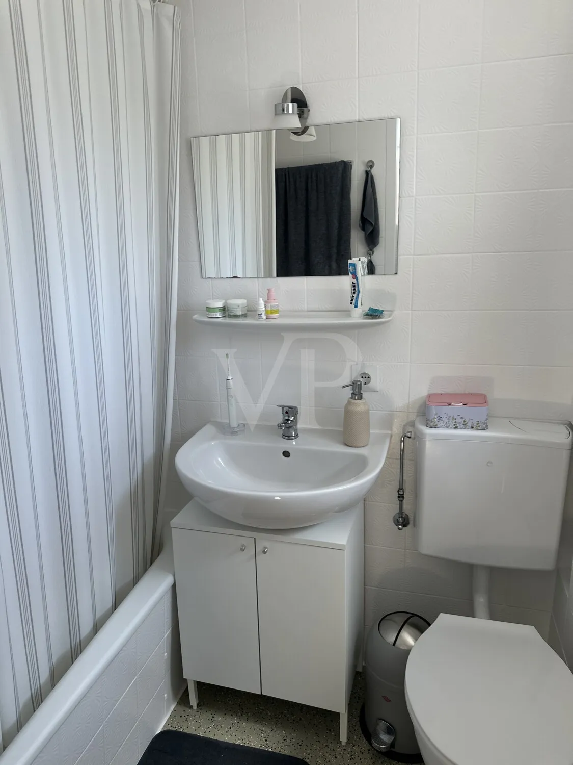 Badezimmer in der Dachgeschosswohnung