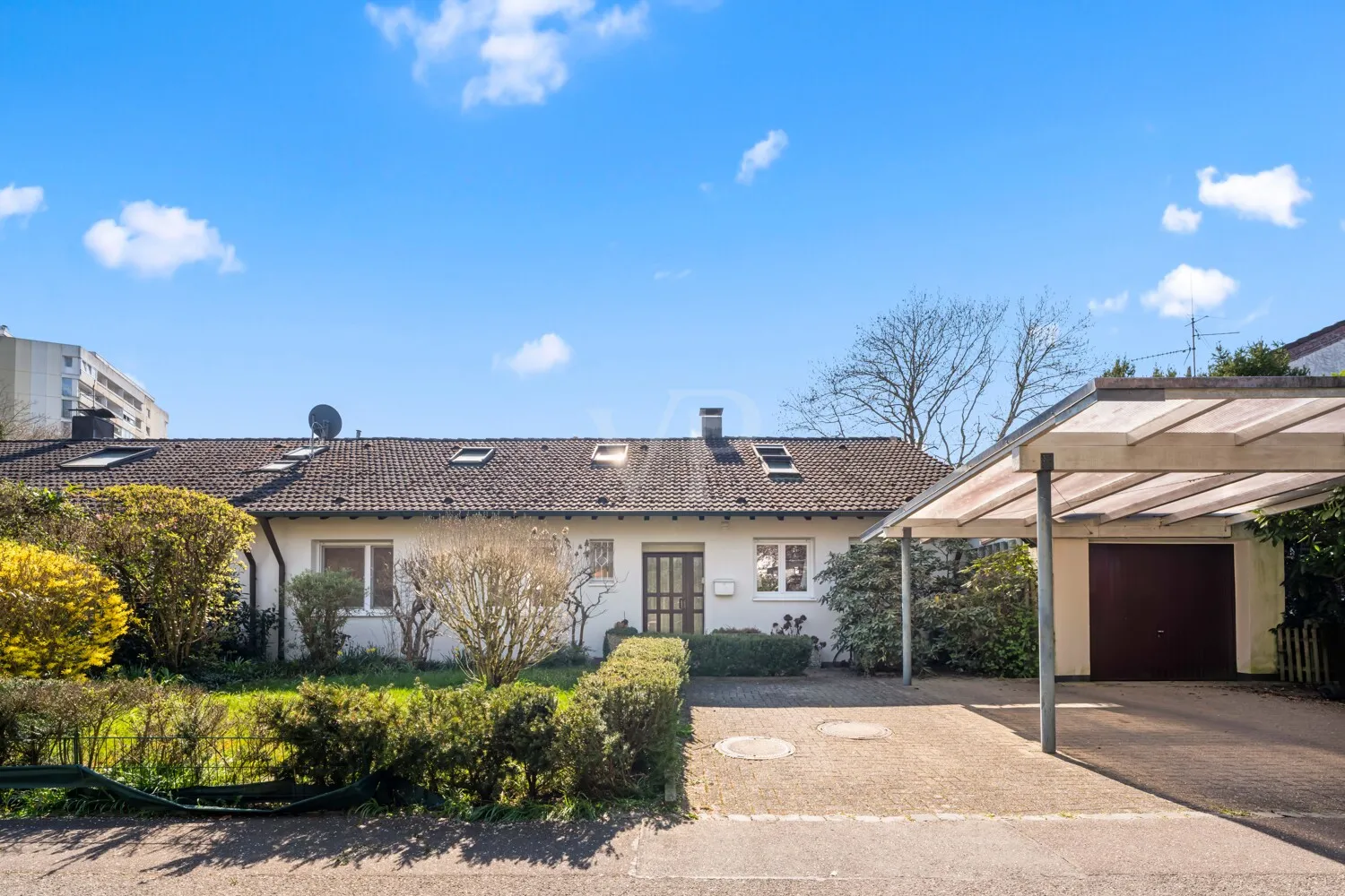 Außenansicht mit Blick auf Garage und Carport