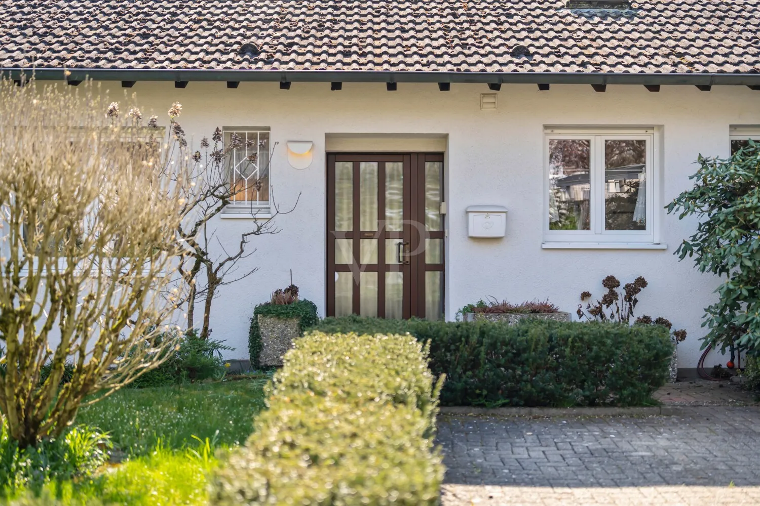 Blick auf den Eingangsbereich mit Stellplatz