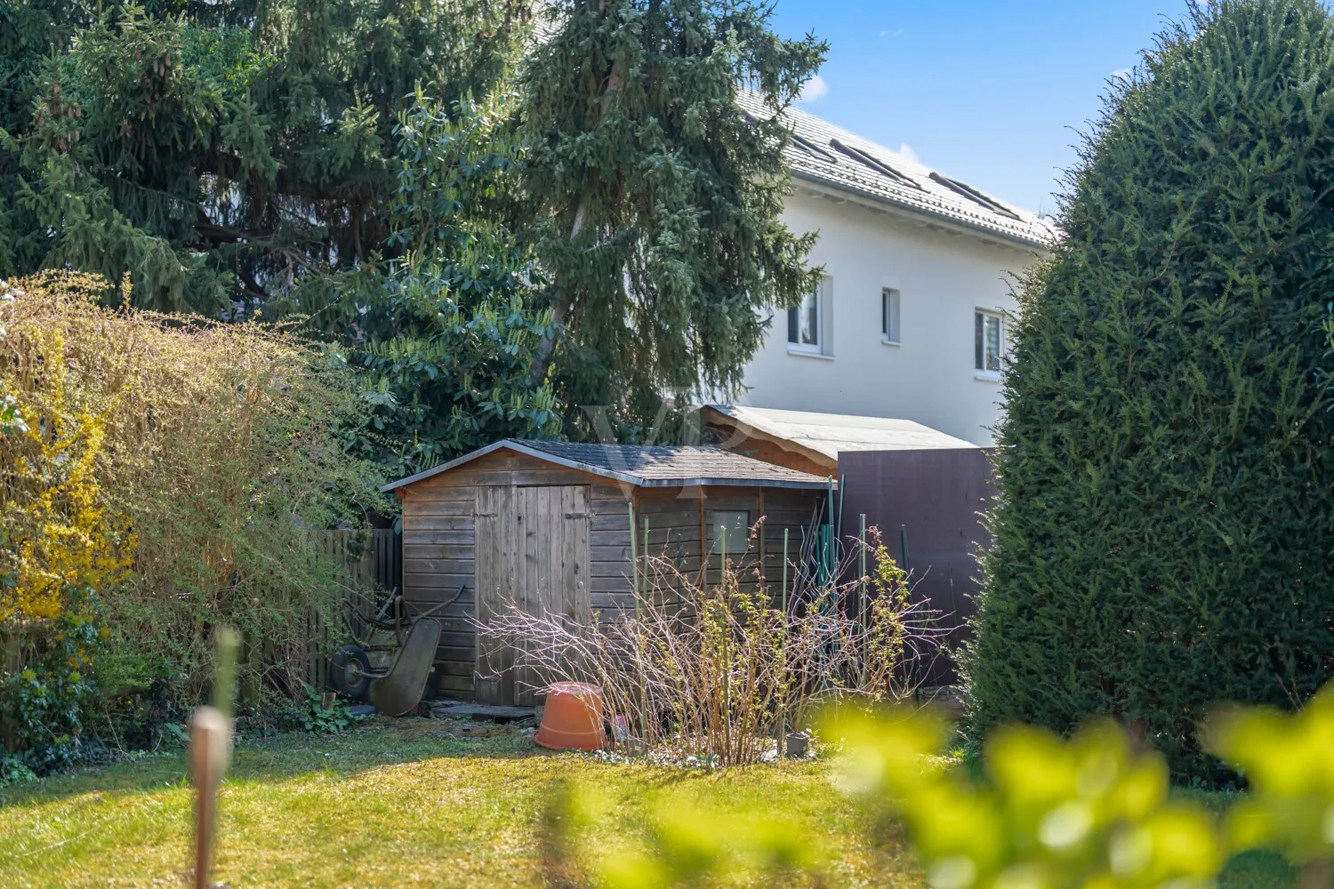 Blick auf den Garten mit Gartenhaus
