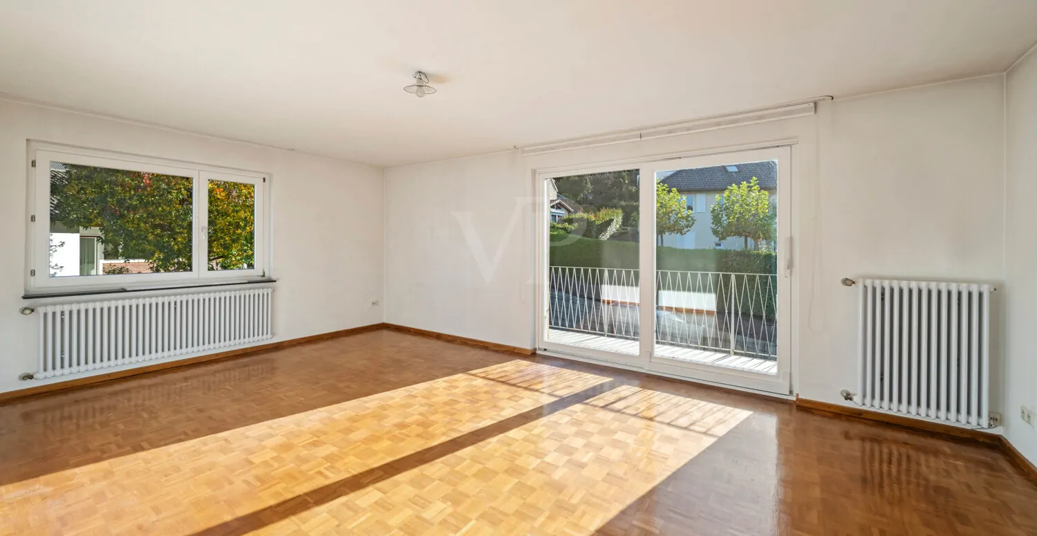 Schlafzimmer im Obergeschoss mit Ausgang zum Balkon