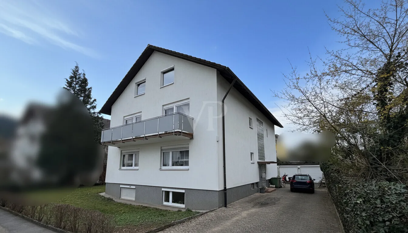 Außenansicht mit Hof und Eingang