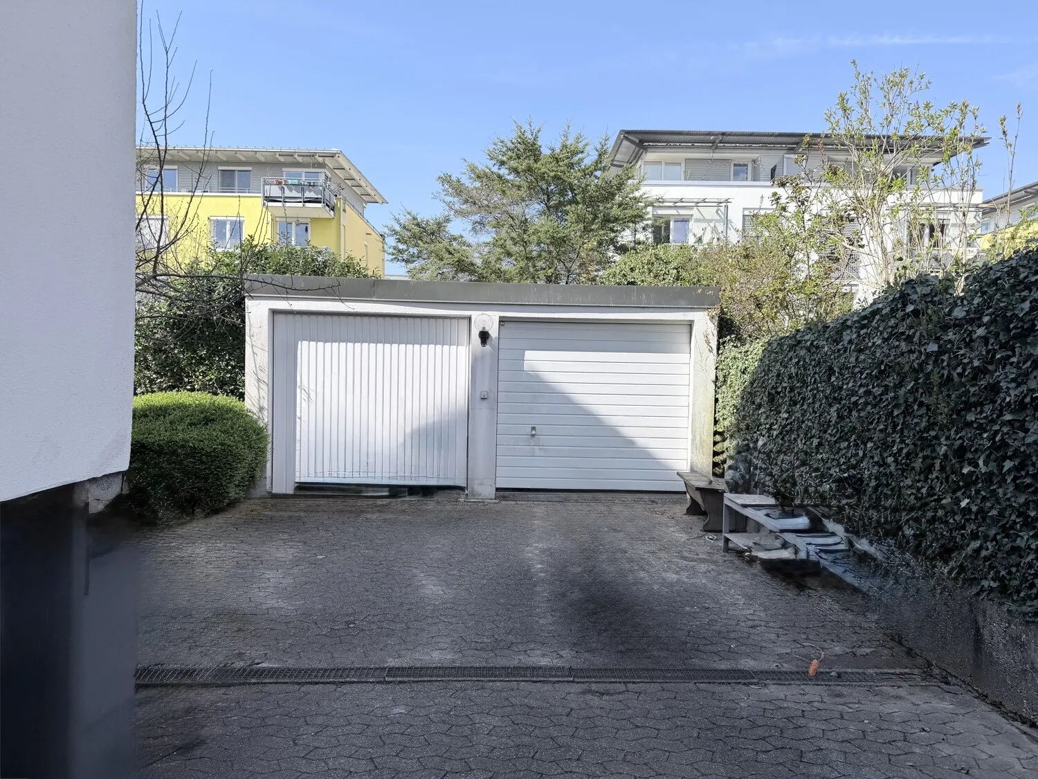 Doppelgarage im Hof
