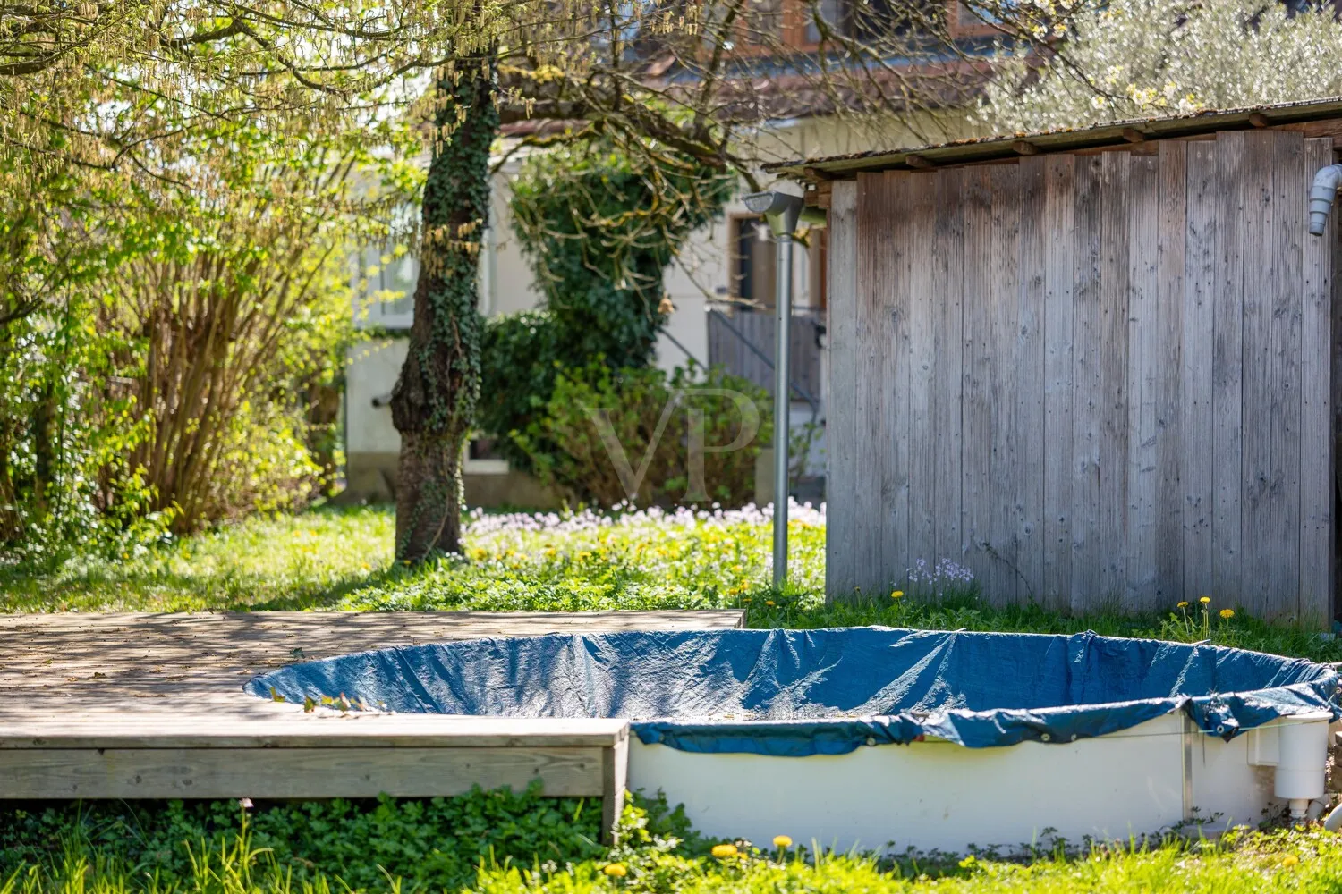 Garten mit Pool (renovierungsbedürftig)