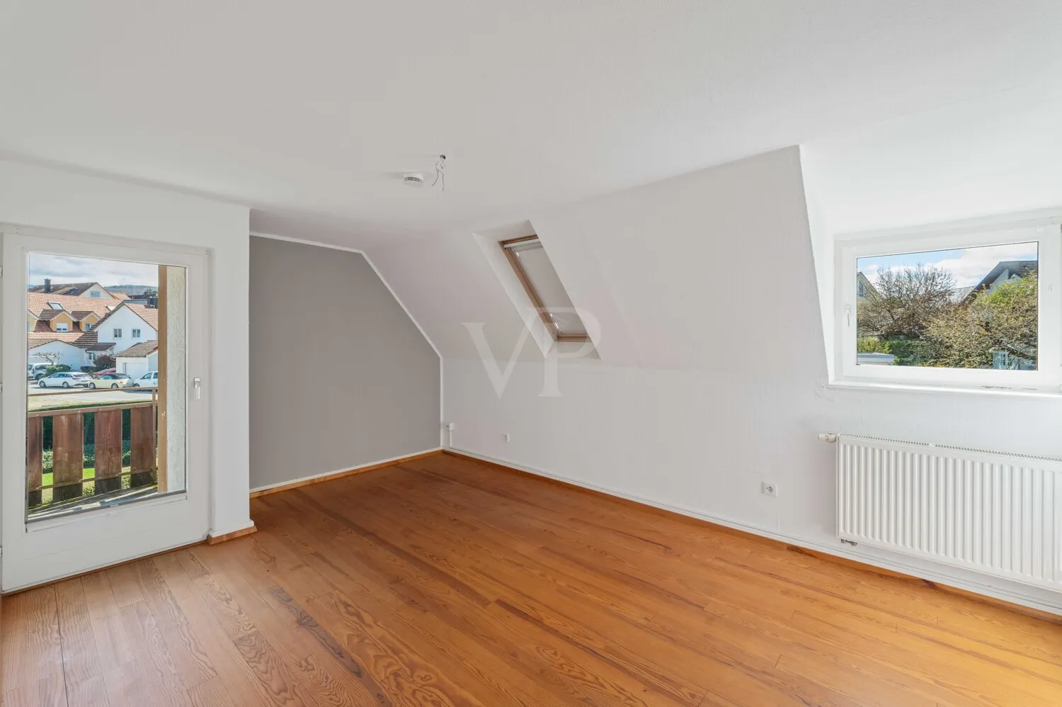 Schlafzimmer mit Balkon im OG
