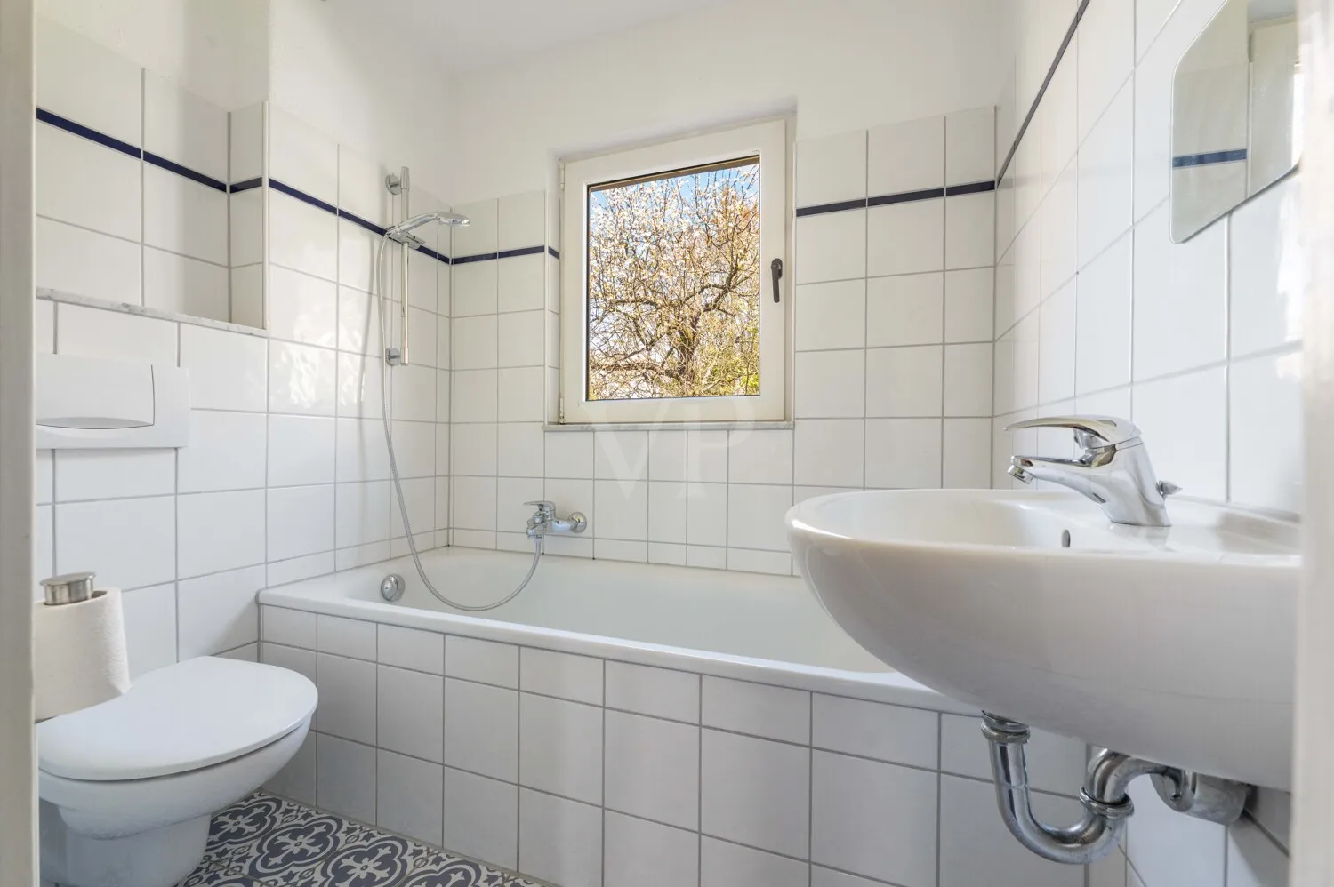 Bad mit Wanne im Erdgeschoss