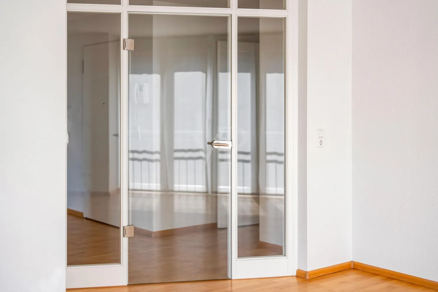 Blick aus dem Wohnzimmer in den Flur