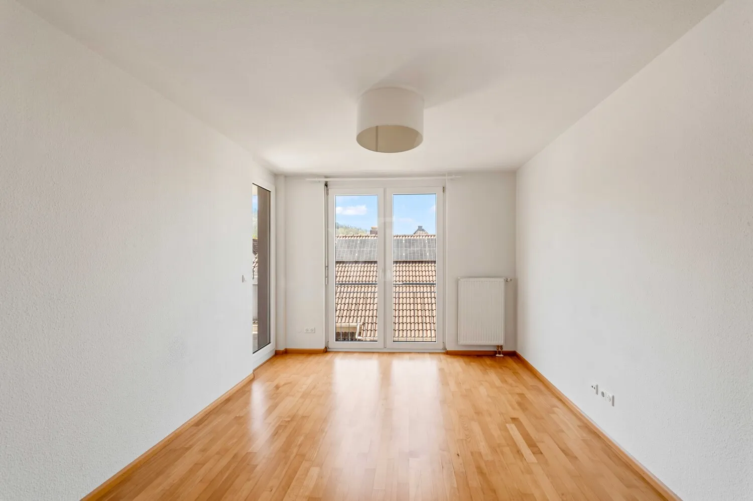 Kinderzimmer mit Zugang zum Balkon