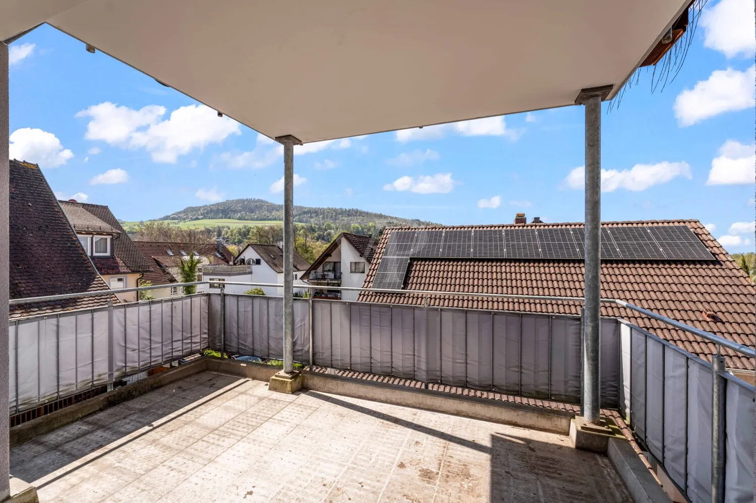 überdachter Balkon mit Blick auf den Schönberg