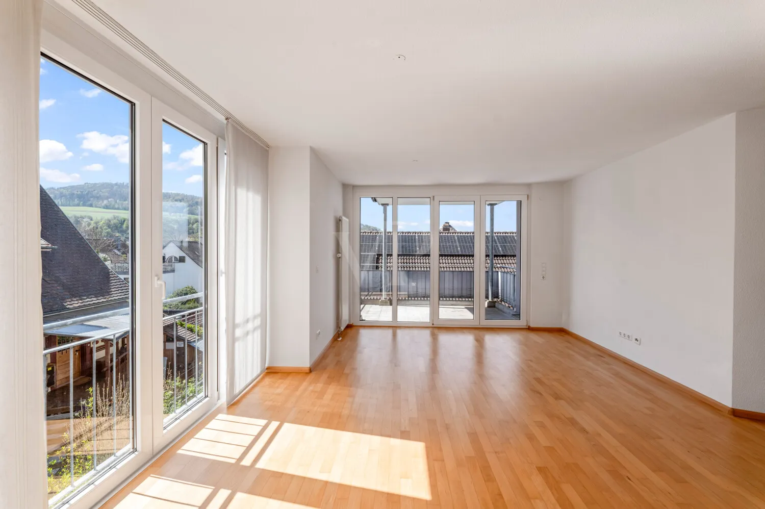 heller Wohnbereich mit Zugang zum Balkon