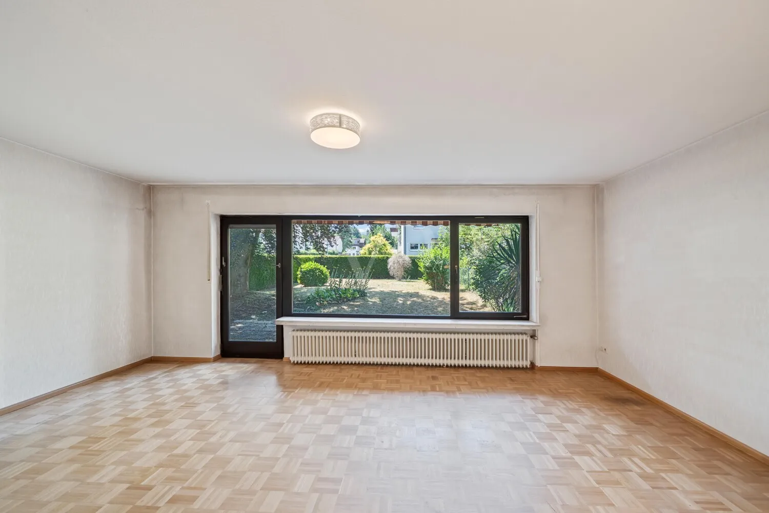 Wohnzimmer mit Blick ins Grüne