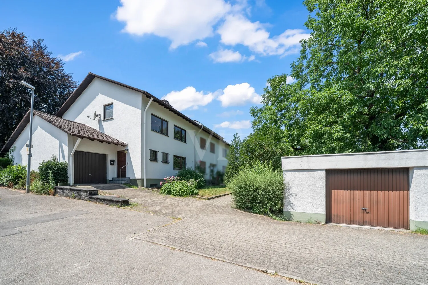 Reihenendhaus mit zwei Garagen
