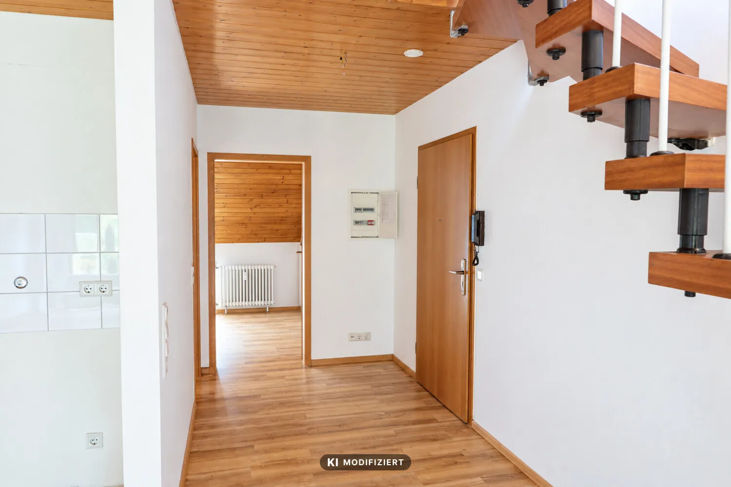 Wohnungseingangsvereich mit Blick ins Schlafzimmer
