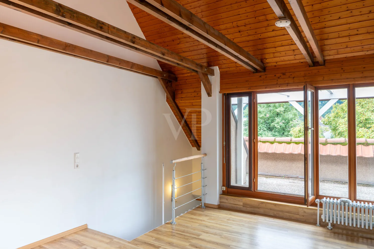 Blick zum Balkon aus dem Dachgeschoss