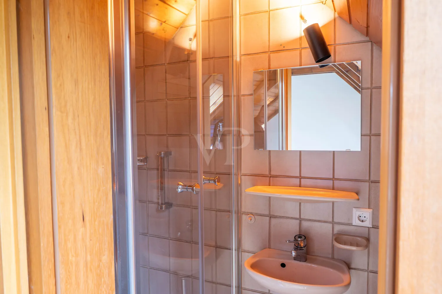 Badezimmer im 2.Dachgeschoss mit Dusche