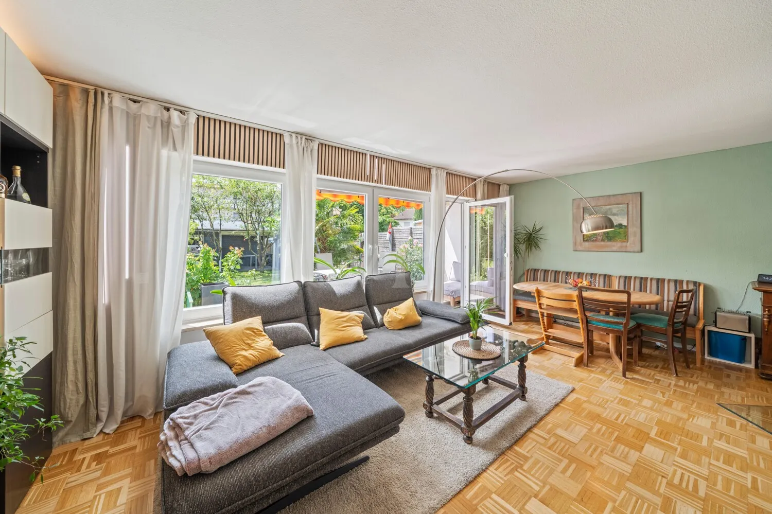 Wohnzimmer mit Zugang zum Garten