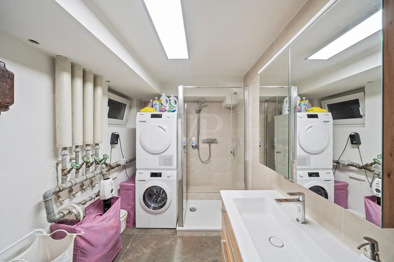 Badezimmer und Technik im UG